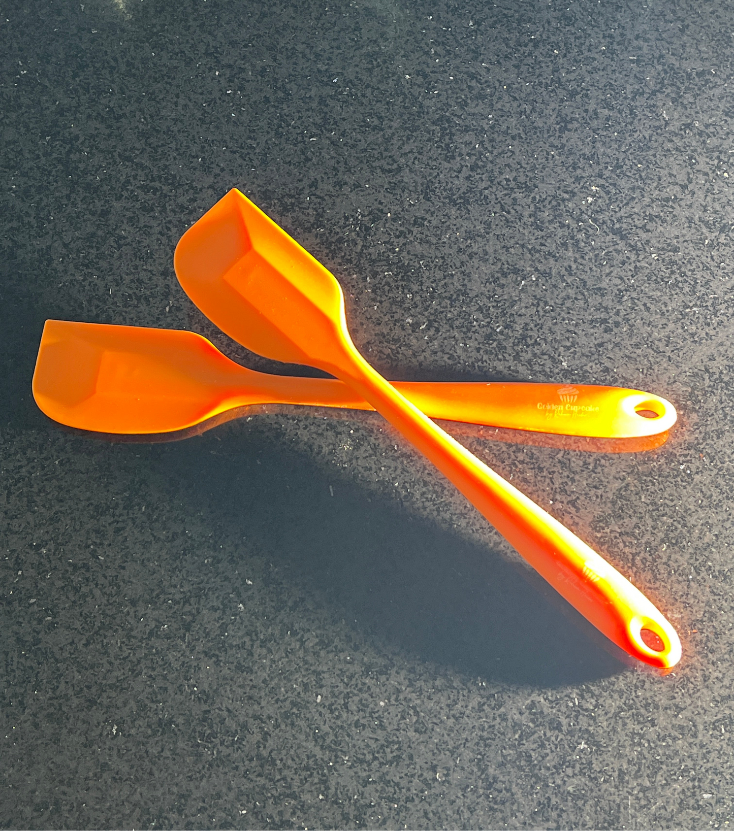Strahlende Orangene Spachtel von Golden Cupcake