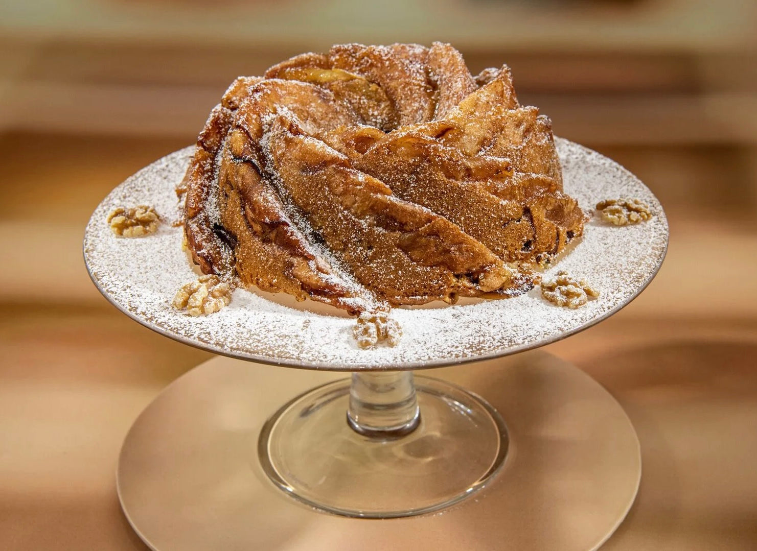 Apfelkuchen-Gugelhupf mit karamellisierten Äpfeln und Walnüssen ... Apfelkuchen-Gugelhupf mit karamellisierten Äpfeln und Walnüssen ...